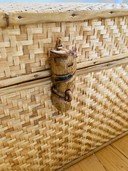 Malle vintage en bois et bambou avec poignées