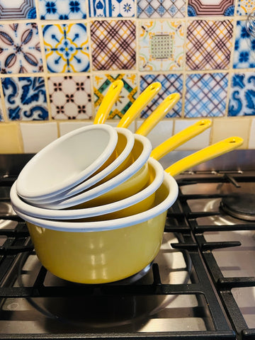 Lot de 5 casseroles vintages émaillées jaune pale