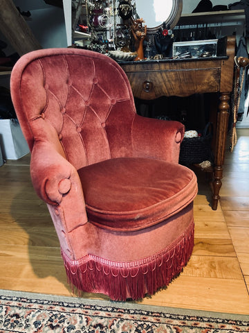 Fauteuil crapaud / chauffeuse frangé vintage en velours rose