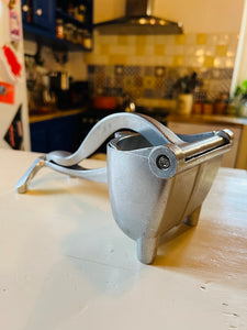 Presse-agrumes vintage en aluminium