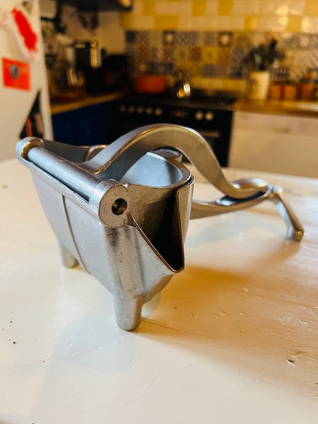 Presse-agrumes vintage en aluminium
