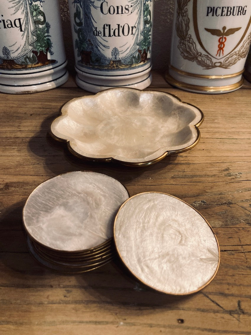 Service apéritif vintage en nacre composé de 8 sous-verres et une coupelle