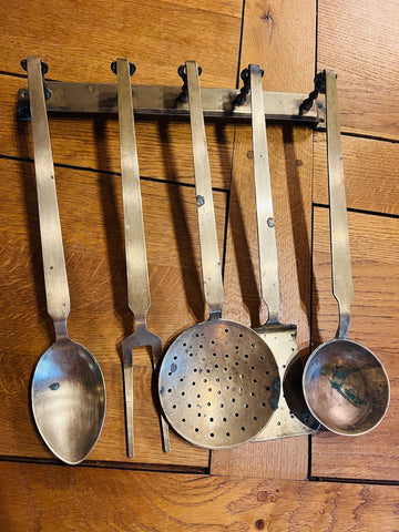 Lot de cinq ustensiles de cuisine en bronze vintage avec support mural