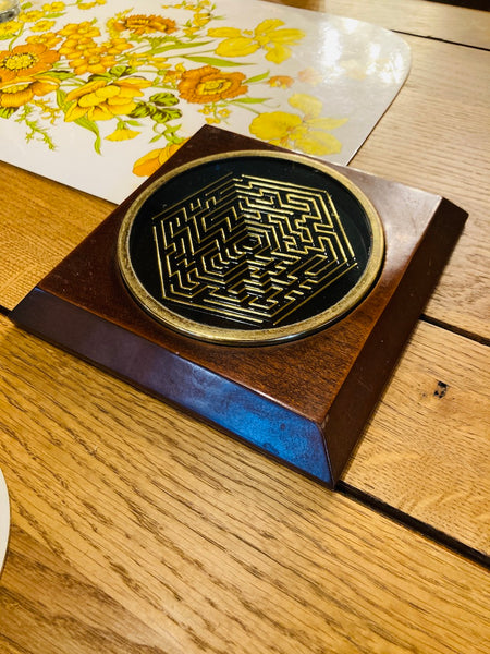 Dessous de plat labyrinthe vintage en bois exotique et laiton