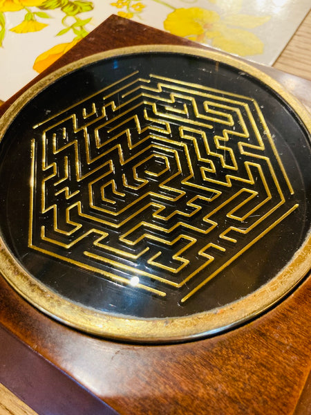Dessous de plat labyrinthe vintage en bois exotique et laiton