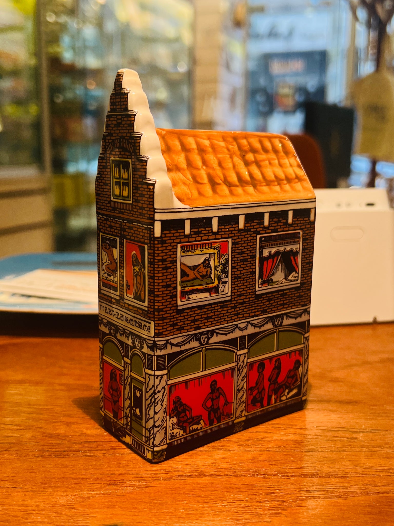 Miniature d'une maison close en faïence de Delft (Hollande) - Red Light Amsterdam