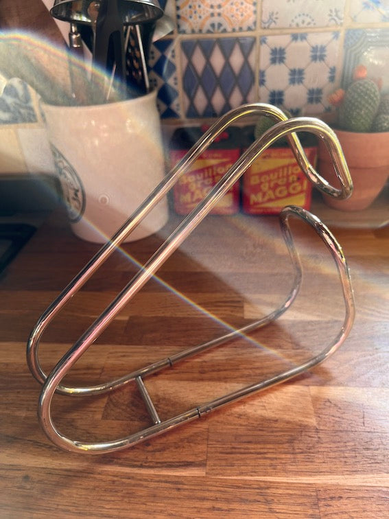 Présentoir, panier, porte-bouteille à vin en métal argenté tressé, art Présentoir, panier, porte-bouteille à vin en métal argenté tressé, art
