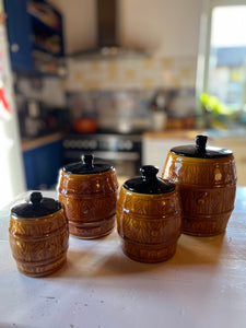 4 pots de cuisine vintages en faïence en forme de tonneaux Noblaceram