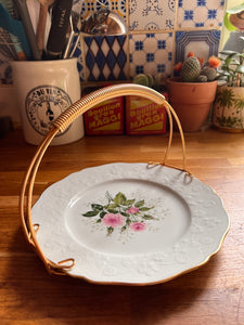 Plateau vintage formé d'une assiette en porcelaine à fleurs et d'une anse