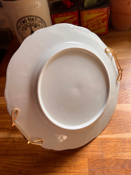 Plateau vintage formé d'une assiette en porcelaine à fleurs et d'une anse