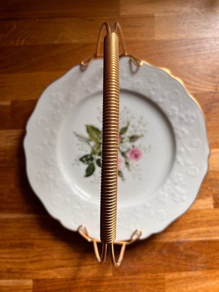 Plateau vintage formé d'une assiette en porcelaine à fleurs et d'une anse
