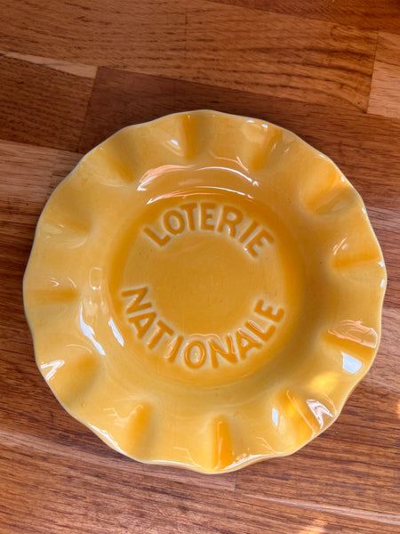 Cendrier / vide-poche publicitaire vintage Loterie Nationale en faïence jaune de Saint Clément