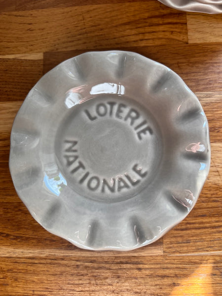 Cendrier / vide-poche publicitaire vintage Loterie Nationale en faïence grise de Saint Clément