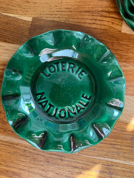 Cendrier / vide-poche publicitaire vintage Loterie Nationale en faïence verte foncée de Saint Clément