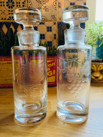 Ensemble huilier / vinaigrier en verre gravé vintage