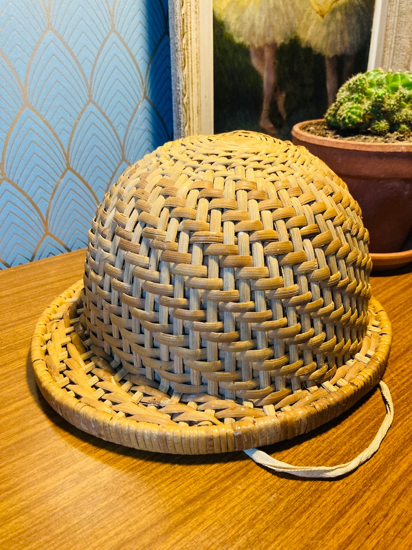 Chapeau / casque colonial en rotin et osier