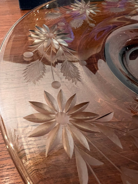 Coupe à fruits / plat taillé à la roue aux motifs floraux
