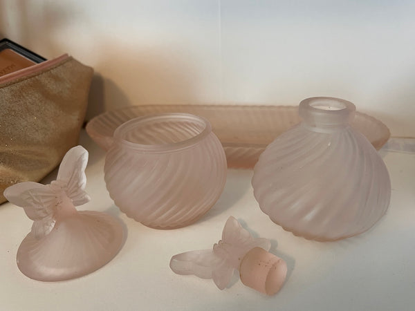 Ensemble de salle de bain vintage en verre givré rose