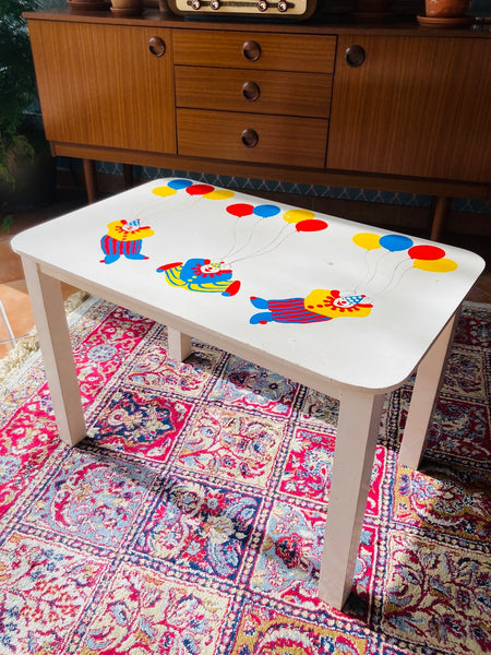 Petite table de jeu / bureau d'enfant aux motifs clown peint à la main