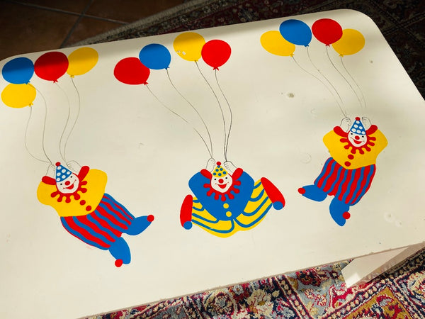 Petite table de jeu / bureau d'enfant aux motifs clown peint à la main