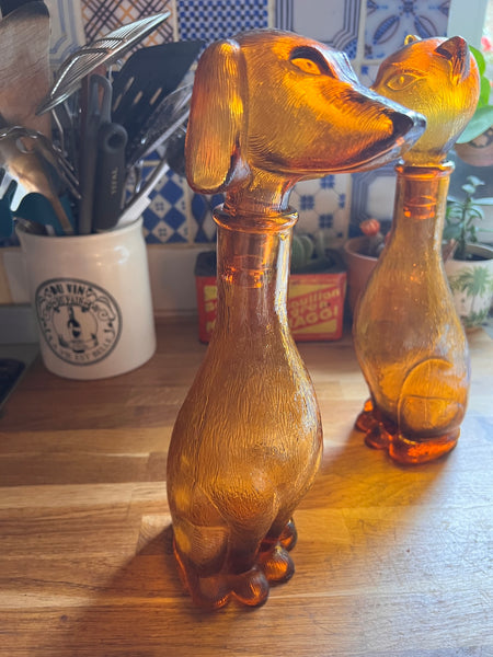 Longue carafe vintage chien en verre ambré