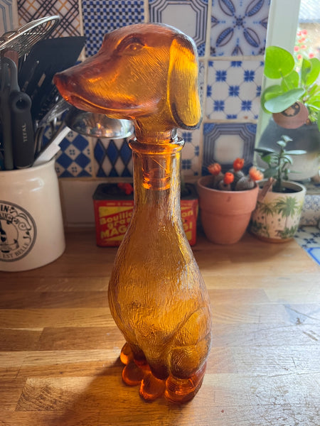 Longue carafe vintage chien en verre ambré