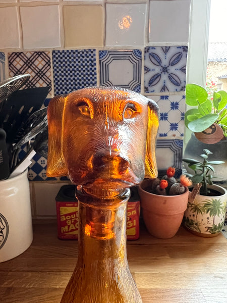 Longue carafe vintage chien en verre ambré