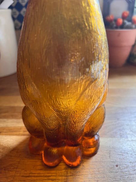 Longue carafe vintage chien en verre ambré