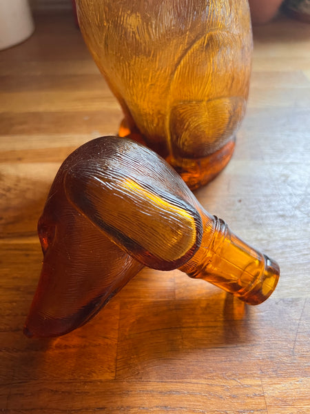 Longue carafe vintage chien en verre ambré