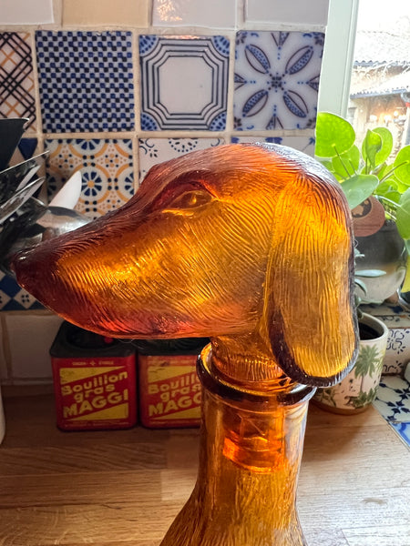 Longue carafe vintage chien en verre ambré