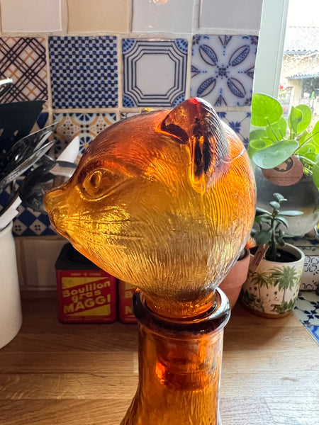 Longue carafe vintage chat en verre ambré