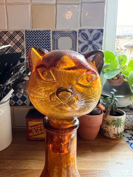 Longue carafe vintage chat en verre ambré