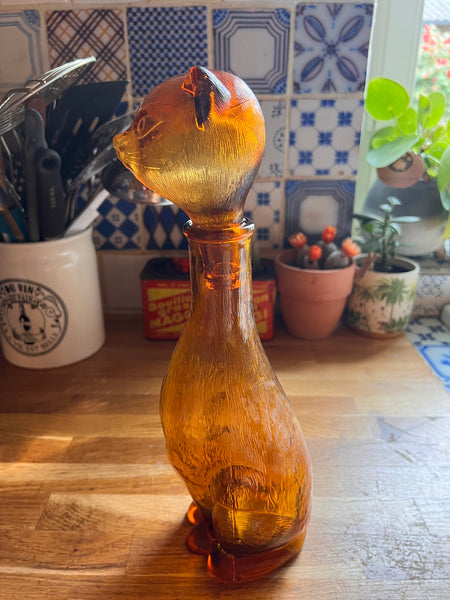 Longue carafe vintage chat en verre ambré