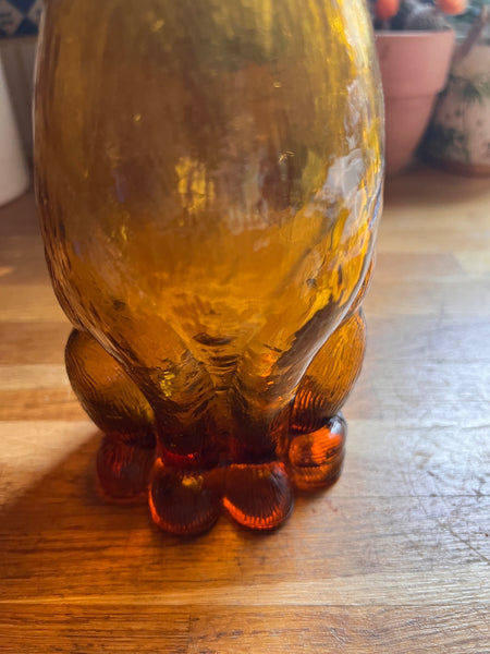 Longue carafe vintage chat en verre ambré