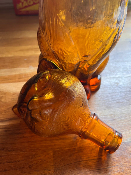 Longue carafe vintage chat en verre ambré
