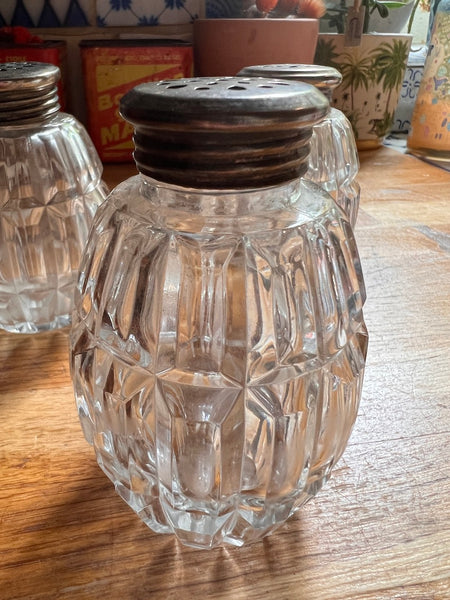 Salière / poivrière "grenade" vintage en verre et métal - 3 Suisses