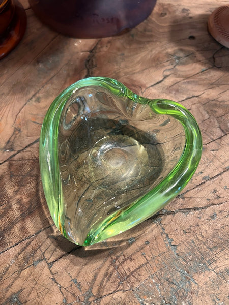 Cendrier / vide poche en cristal Ouraline soufflé en forme de coeur.