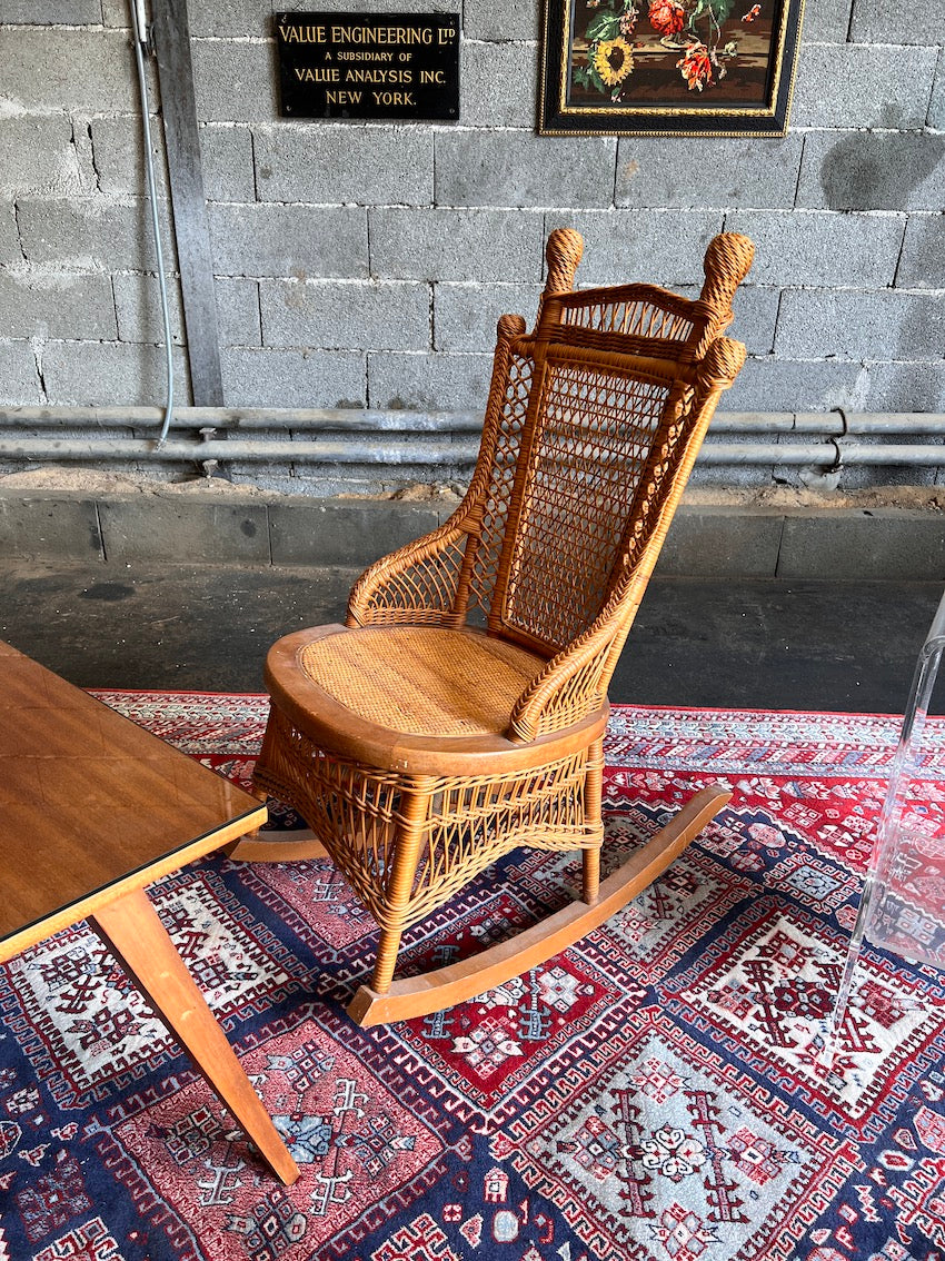 Rocking-chair / fauteuil à bascule vintage en bois et osier