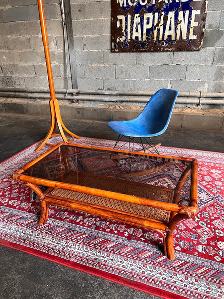 Table basse vintage en rotin et cannage et plateau verre fumé - Années 70