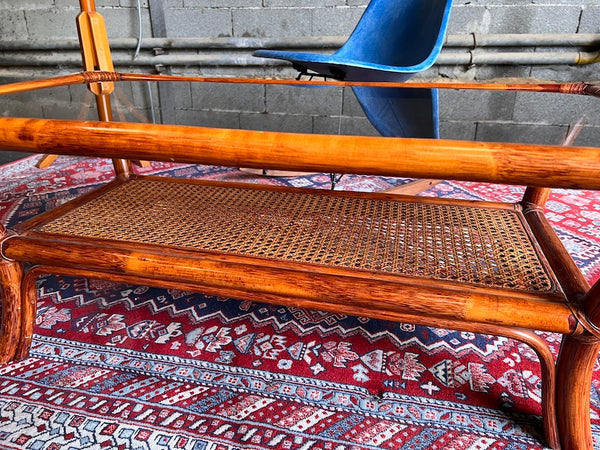 Table basse vintage en rotin et cannage et plateau verre fumé - Années 70
