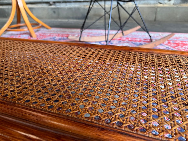 Table basse vintage en rotin et cannage et plateau verre fumé - Années 70