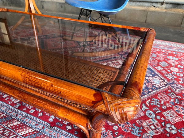Table basse vintage en rotin et cannage et plateau verre fumé - Années 70