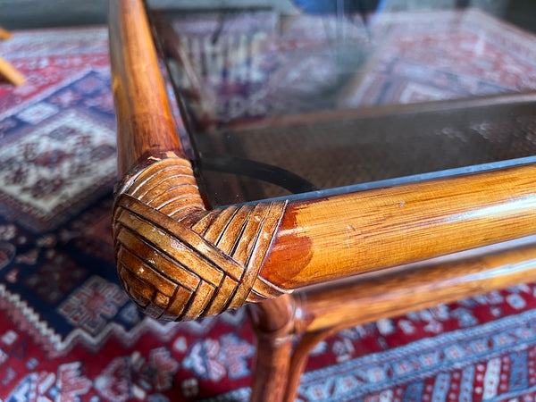 Table basse vintage en rotin et cannage et plateau verre fumé - Années 70