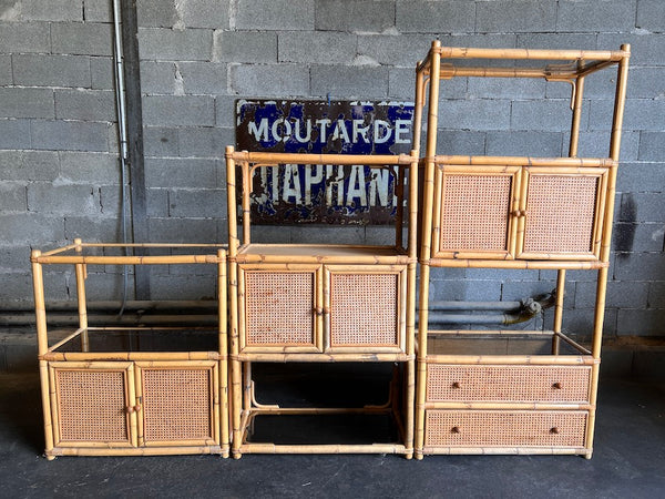 Grande bibliothèque / étagère en rotin en 3 modules et plateaux verre fumé - années 70