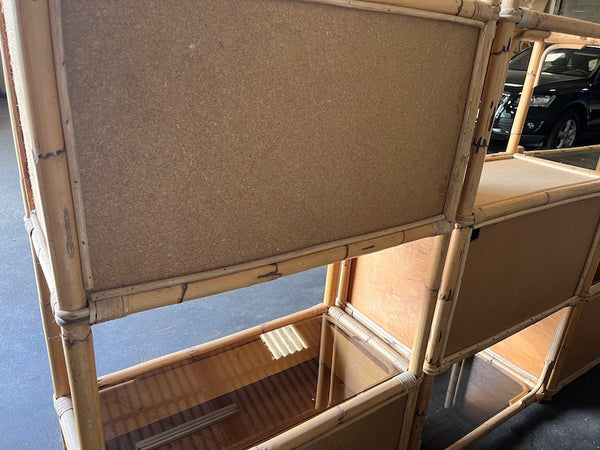 Grande bibliothèque / étagère en rotin en 3 modules et plateaux verre fumé - années 70