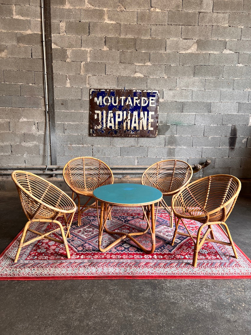 Salon vintage en rotin formé d'une table basse et de 4 fauteuils coques en rotin