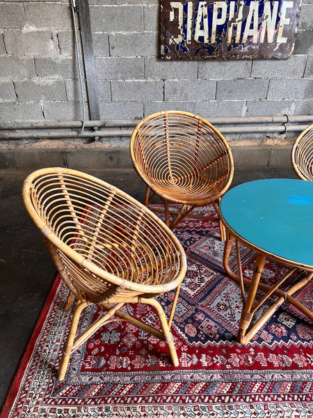 Salon vintage en rotin formé d'une table basse et de 4 fauteuils coques en rotin