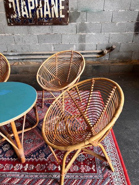 Salon vintage en rotin formé d'une table basse et de 4 fauteuils coques en rotin