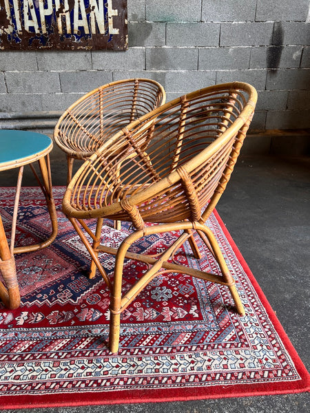 Salon vintage en rotin formé d'une table basse et de 4 fauteuils coques en rotin