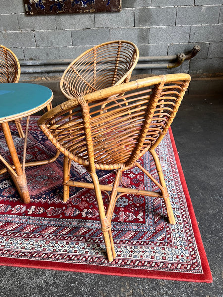 Salon vintage en rotin formé d'une table basse et de 4 fauteuils coques en rotin